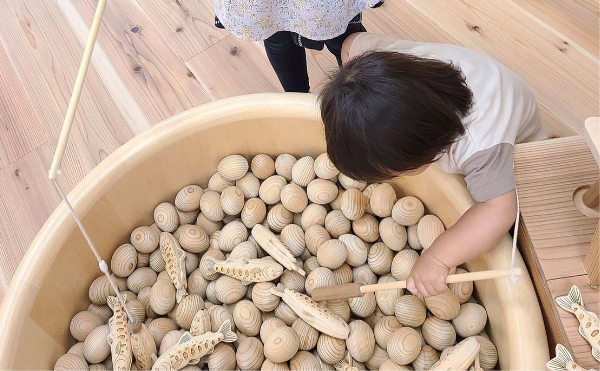 釣り施設で遊ぶ様子